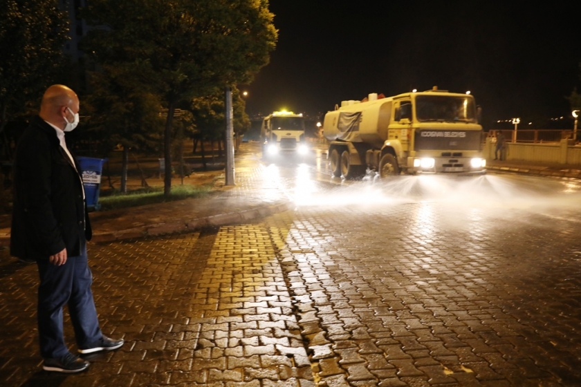 BAŞKAN ÇOLAKBAYRAKDARDAN GECE BOYU TEMİZLİK MESAİSİ