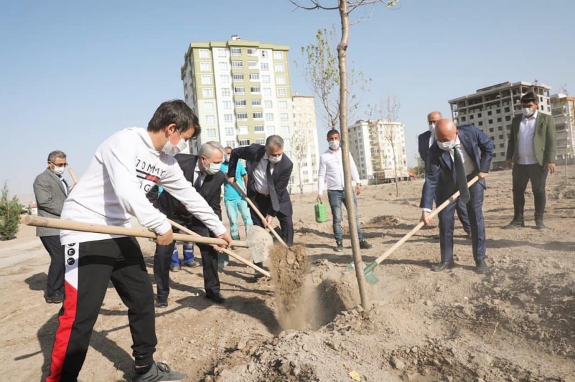 BAŞKAN ÇOLAKBAYRAKDAR, MEVLİD KANDİLİ’NDE AĞAÇ DİKTİ