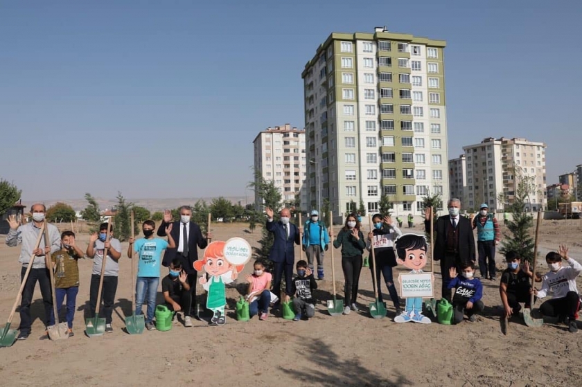 BAŞKAN ÇOLAKBAYRAKDAR, MEVLİD KANDİLİ’NDE AĞAÇ DİKTİ