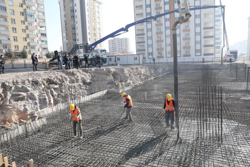 BAŞKAN ÇOLAKBAYRAKDAR, DÖNÜŞÜMLE UĞUREVLER’E DAHA MODERN OKULUN TEMELİNİ ATTI