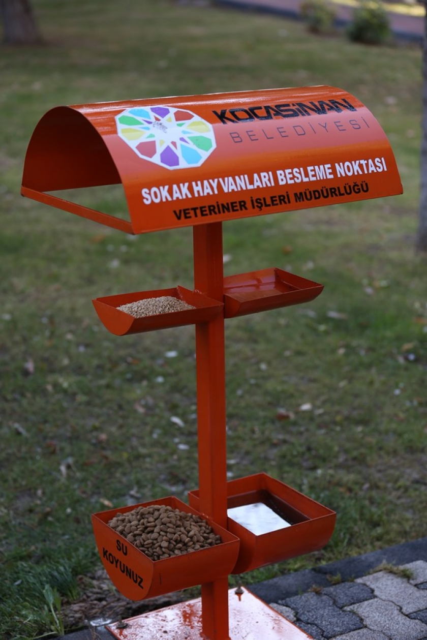 KOCASİNAN’DA SEVİMLİ KÜÇÜK DOSTLARA YEM VE MAMA TAKVİYESİ