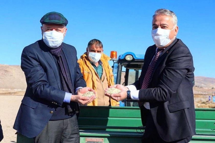 TOPRAK VE ÇİFTÇİ DOSTU BAŞKAN ÇOLAKBAYRAKDAR’IN MİLLİ VE YERLİ TOHUM HAMLESİ TAKDİR TOPLADI