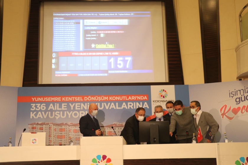 KOCASİNAN’IN YUNUS EMRE DÖNÜŞÜM KONUTLARI İÇİN NOTER HUZURUNDA KURA ÇEKİLDİ