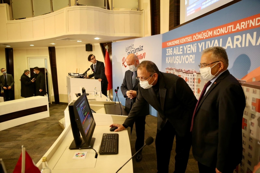 KOCASİNAN’IN YUNUS EMRE DÖNÜŞÜM KONUTLARI İÇİN NOTER HUZURUNDA KURA ÇEKİLDİ