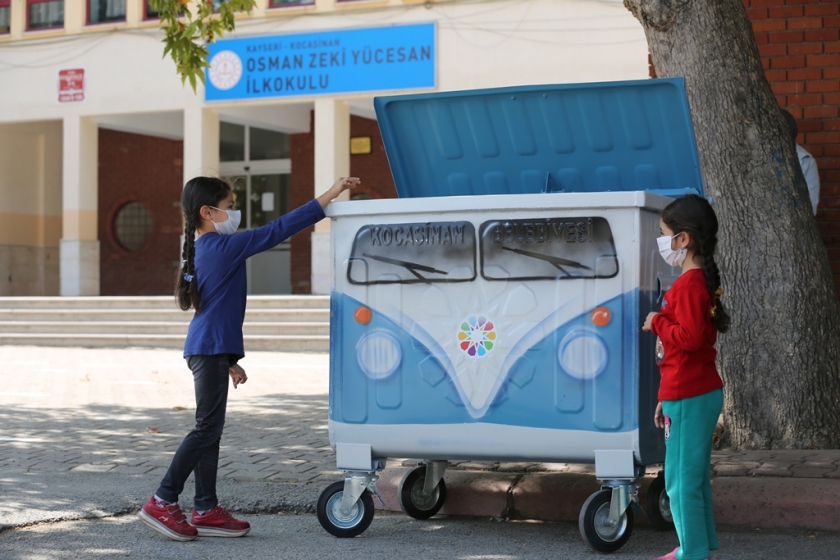 KOCASİNANLI, SEVİMLİ ÇÖP KONTEYNERLERİNİ ÇOK SEVDİ