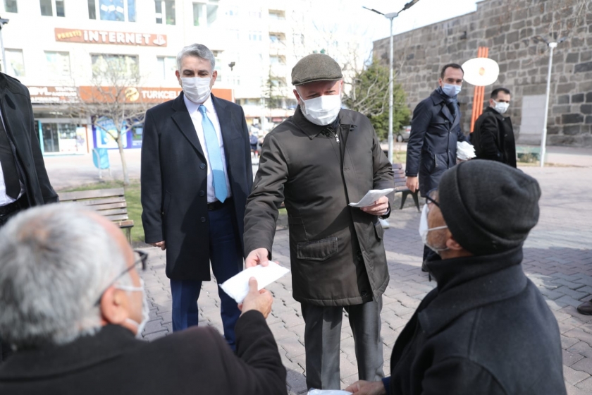 BAŞKAN ÇOLAKBAYRAKDAR, DENETİM YAPTI VE MASKE DAĞITTI