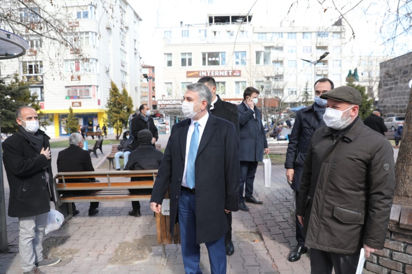 BAŞKAN ÇOLAKBAYRAKDAR, DENETİM YAPTI VE MASKE DAĞITTI