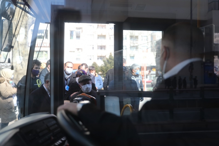 BAŞKAN ÇOLAKBAYRAKDAR, DENETİM YAPTI VE MASKE DAĞITTI