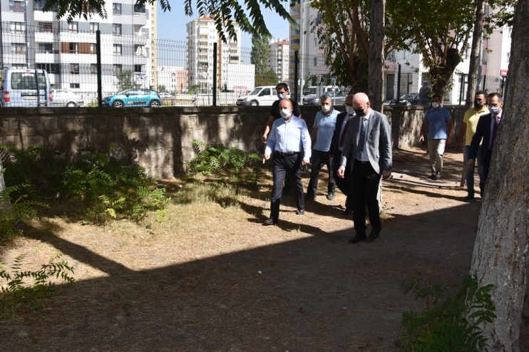 BAŞKAN ÇOLAKBAYRAKDAR İLE KÜÇÜK ÇOCUK ARASINDA TEBESSÜM ETTİREN DİYALOG