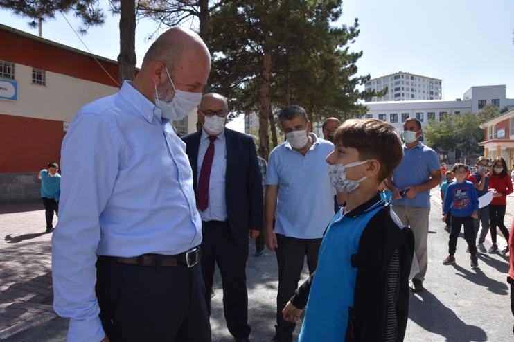 BAŞKAN ÇOLAKBAYRAKDAR İLE KÜÇÜK ÇOCUK ARASINDA TEBESSÜM ETTİREN DİYALOG