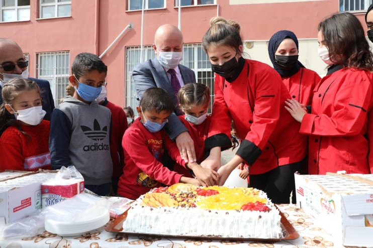 BAŞKAN ÇOLAKBAYRAKDAR’A ÇOCUKLARDAN SEVGİ SELİ