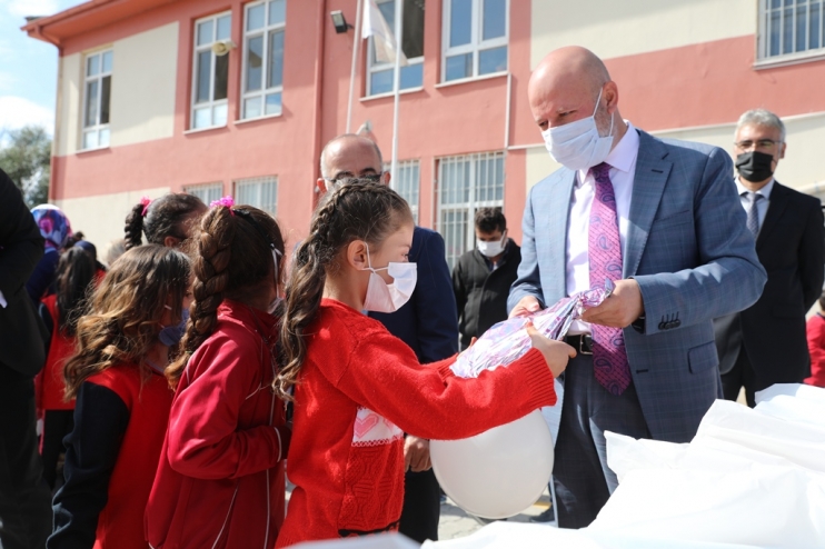 BAŞKAN ÇOLAKBAYRAKDAR’A ÇOCUKLARDAN SEVGİ SELİ