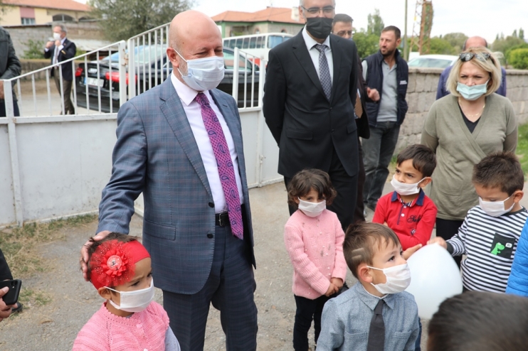 BAŞKAN ÇOLAKBAYRAKDAR’A ÇOCUKLARDAN SEVGİ SELİ