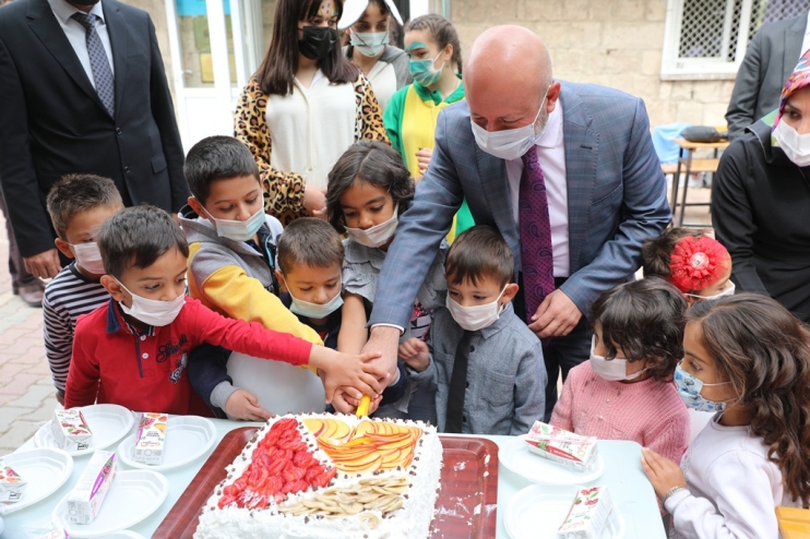 BAŞKAN ÇOLAKBAYRAKDAR’A ÇOCUKLARDAN SEVGİ SELİ