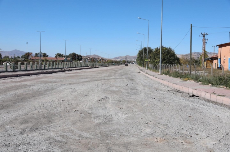 KOCASİNAN, YOL YENİLEMEYLE TRAFİK AKIŞINA KONFOR KAZANDIRIYOR