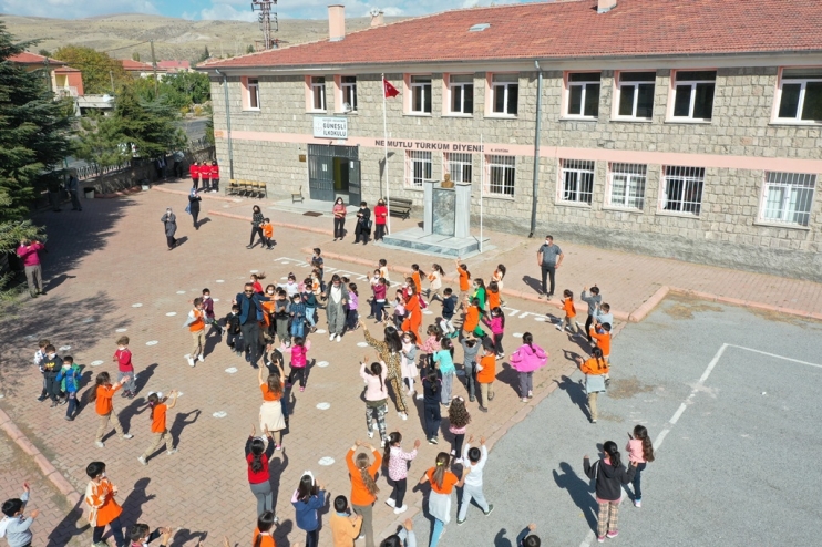 BAŞKAN ÇOLAKBAYRAKDAR, “ÇOCUKLARIMIZI MUTLU ETMEK İÇİN ÇALIŞIYORUZ”