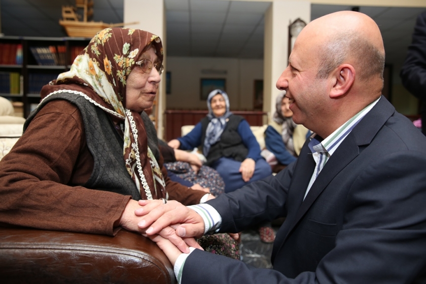 BAŞKAN ÇOLAKBAYRAKDAR YAŞLILARIN HAYIR DUASINI ALDI