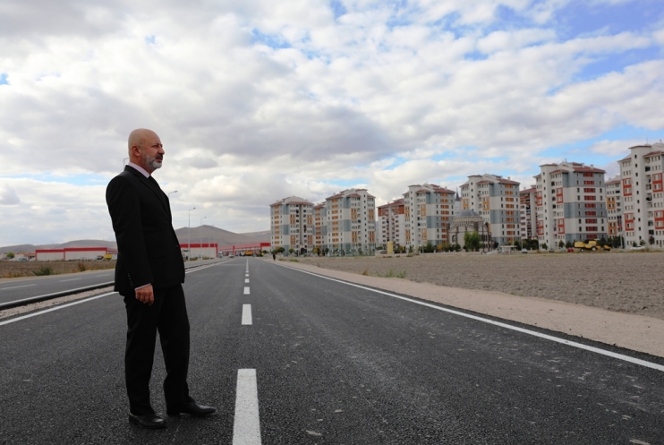 BAŞKAN ÇOLAKBAYRAKDAR, “HİZMETLERİMİZLE YENİ BİR ŞEHİR KURUYORUZ”