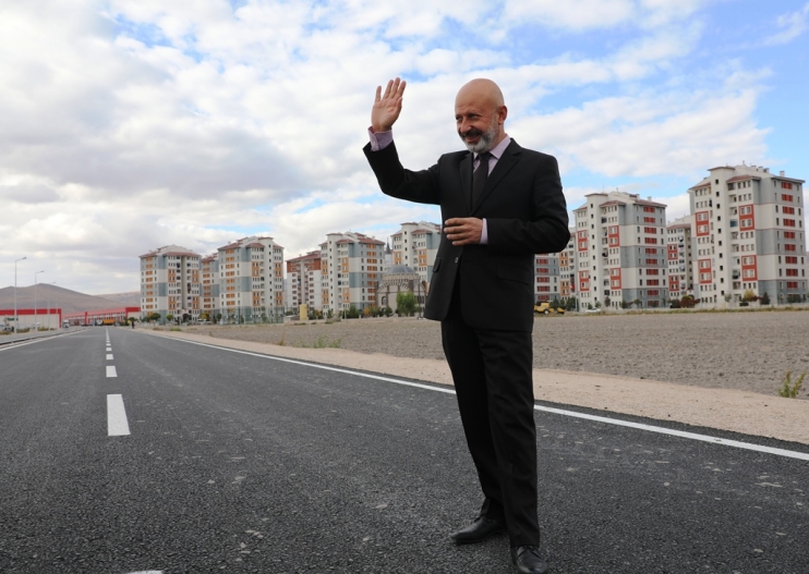 BAŞKAN ÇOLAKBAYRAKDAR, “HİZMETLERİMİZLE YENİ BİR ŞEHİR KURUYORUZ”