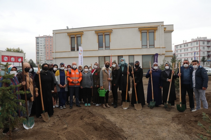 BAŞKAN ÇOLAKBAYRAKDAR, KURSİYERLERLE BİRLİKTE AĞAÇ DİKTİ