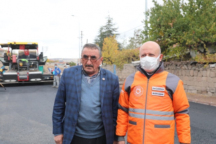 BAŞKAN ÇOLAKBAYRAKDAR, ASFALT MAKİNASININ BAŞINA GEÇTİ ASFALT DÖKTÜ