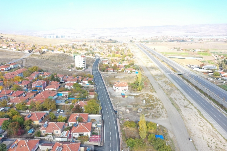 BAŞKAN ÇOLAKBAYRAKDAR, ASFALT MAKİNASININ BAŞINA GEÇTİ ASFALT DÖKTÜ