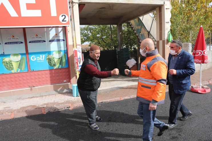 BAŞKAN ÇOLAKBAYRAKDAR, ASFALT MAKİNASININ BAŞINA GEÇTİ ASFALT DÖKTÜ