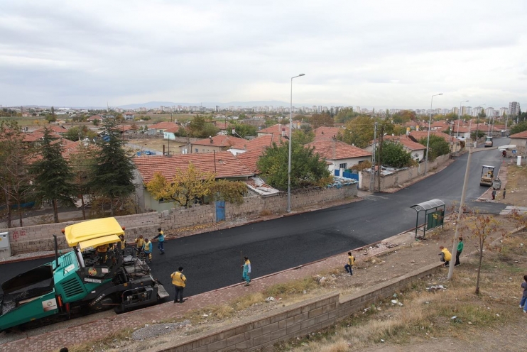 BAŞKAN ÇOLAKBAYRAKDAR, ASFALT MAKİNASININ BAŞINA GEÇTİ ASFALT DÖKTÜ