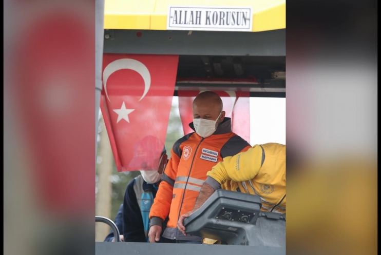 BAŞKAN ÇOLAKBAYRAKDAR, ASFALT MAKİNASININ BAŞINA GEÇTİ ASFALT DÖKTÜ