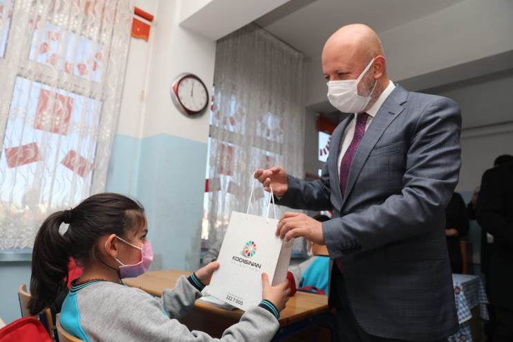 BAŞKAN ÇOLAKBAYRAKDAR, “HİZMETLERİMİZLE OKUYAN BİR NESİL YETİŞTİRİYORUZ”