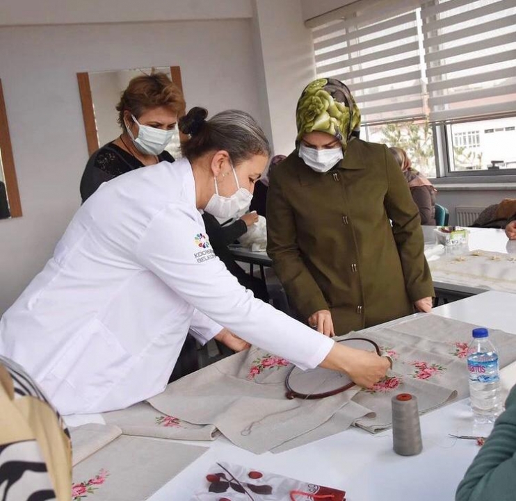 KOCASİNANLI KADINLAR, HEM MESLEK ÖĞRENİYOR HEM DE AİLE BÜTÇESİNE KATKI SAĞLIYOR
