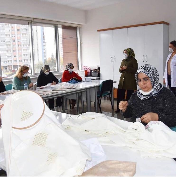 KOCASİNANLI KADINLAR, HEM MESLEK ÖĞRENİYOR HEM DE AİLE BÜTÇESİNE KATKI SAĞLIYOR
