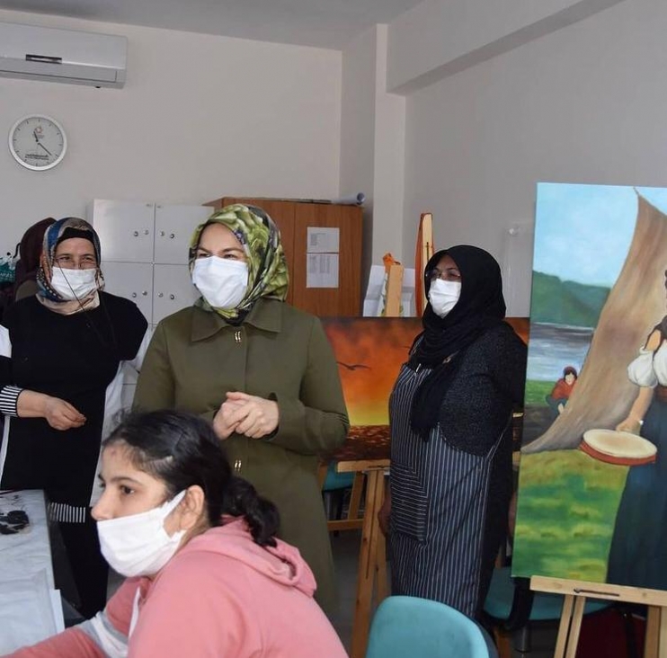 KOCASİNANLI KADINLAR, HEM MESLEK ÖĞRENİYOR HEM DE AİLE BÜTÇESİNE KATKI SAĞLIYOR