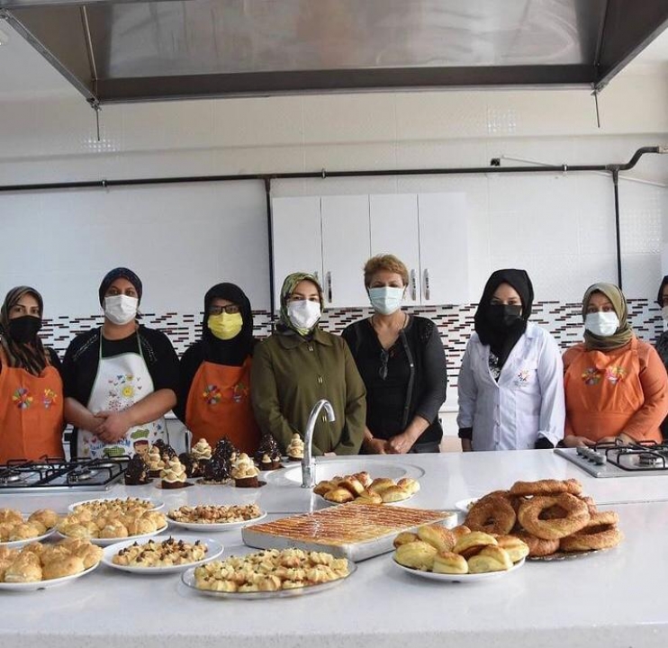 KOCASİNANLI KADINLAR, HEM MESLEK ÖĞRENİYOR HEM DE AİLE BÜTÇESİNE KATKI SAĞLIYOR