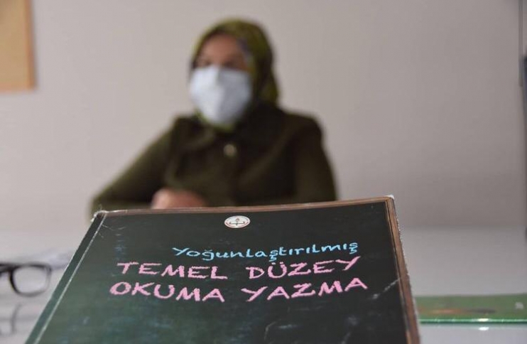 KOCASİNANLI KADINLAR, HEM MESLEK ÖĞRENİYOR HEM DE AİLE BÜTÇESİNE KATKI SAĞLIYOR