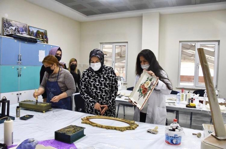 KOCASİNANLI KADINLAR, HEM MESLEK ÖĞRENİYOR HEM DE AİLE BÜTÇESİNE KATKI SAĞLIYOR