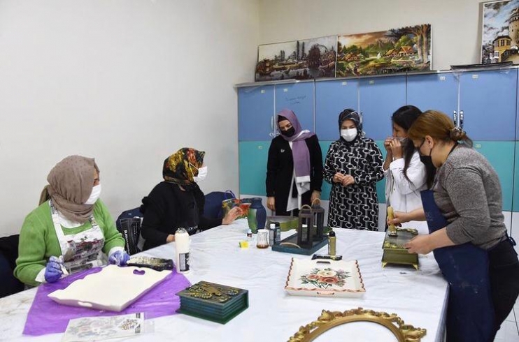 KOCASİNANLI KADINLAR, HEM MESLEK ÖĞRENİYOR HEM DE AİLE BÜTÇESİNE KATKI SAĞLIYOR