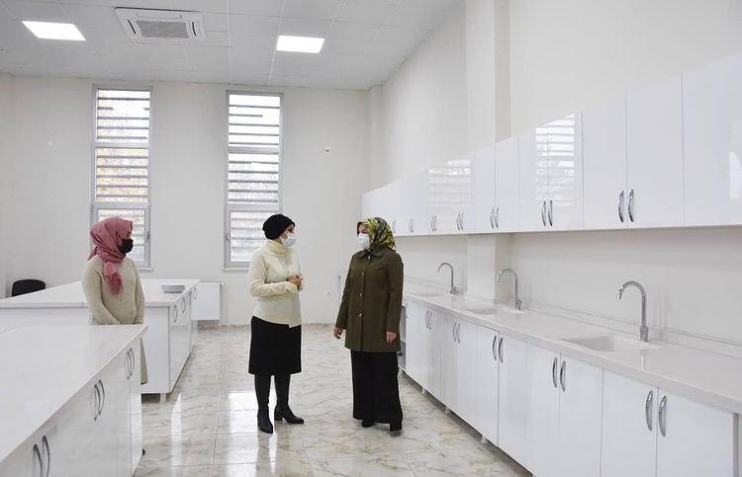 KOCASİNANLI KADINLAR, HEM MESLEK ÖĞRENİYOR HEM DE AİLE BÜTÇESİNE KATKI SAĞLIYOR