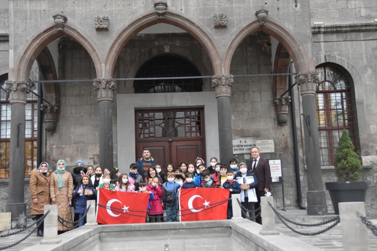 KOCASİNANLI ÇOCUKLAR, MİLLİ VE MANEVİ DEĞERLERE BAĞLI YETİŞİYOR