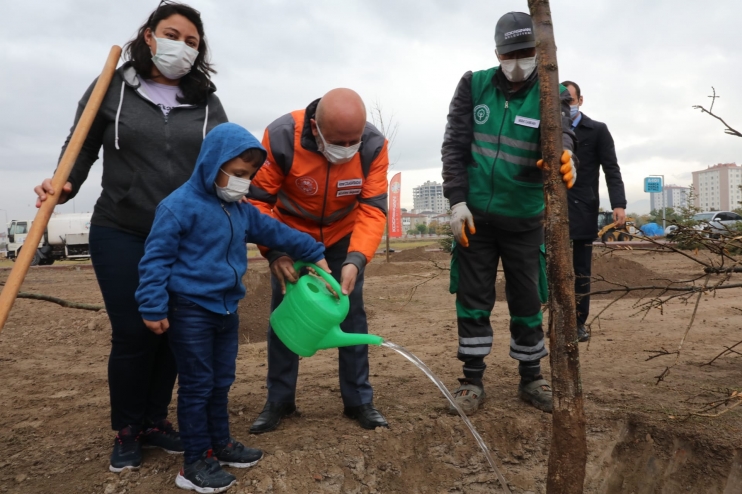 BAŞKAN ÇOLAKBAYRAKDAR, “BU YIL, 100 BİNDEN FAZLA AĞACI TOPRAKLA BULUŞTURDUK”