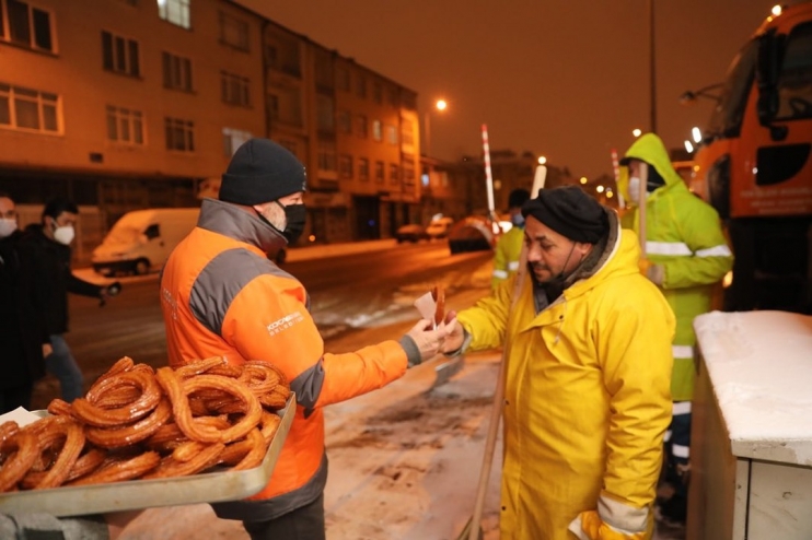 BAŞKAN ÇOLAKBAYRAKDARDAN GECE BOYU KAR MESAİSİ