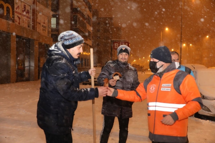 BAŞKAN ÇOLAKBAYRAKDARDAN GECE BOYU KAR MESAİSİ