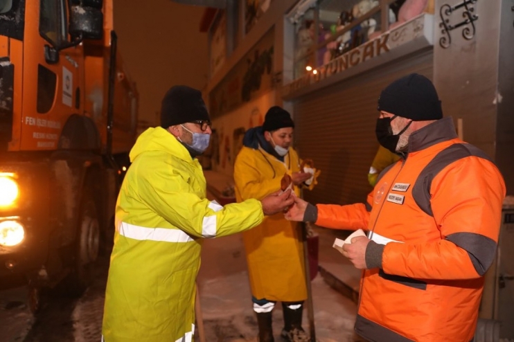 BAŞKAN ÇOLAKBAYRAKDARDAN GECE BOYU KAR MESAİSİ