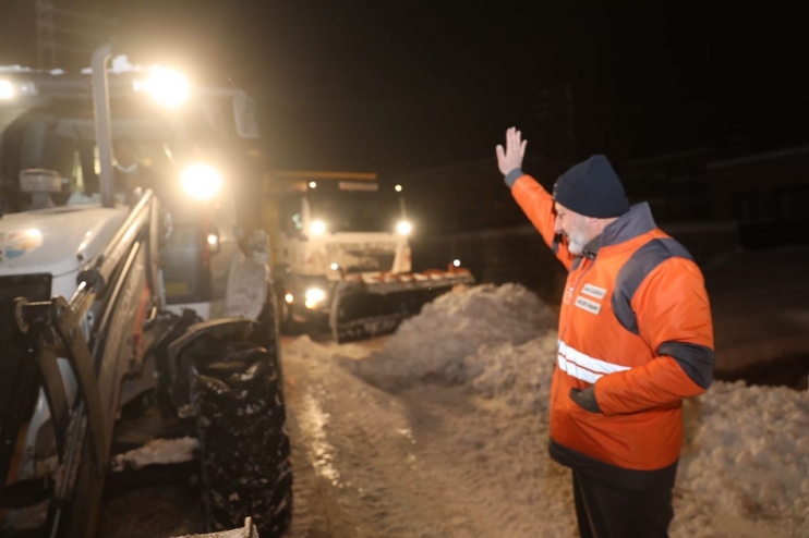 BAŞKAN ÇOLAKBAYRAKDAR, GECE BOYU KAR TEMİZLEME ÇALIŞMALARINI TAKİP ETTİ
