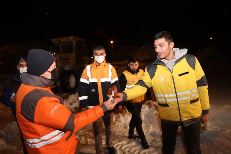 BAŞKAN ÇOLAKBAYRAKDAR, GECE BOYU KAR TEMİZLEME ÇALIŞMALARINI TAKİP ETTİ
