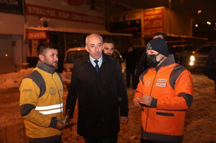 BAŞKAN ÇOLAKBAYRAKDAR, GECE BOYU KAR TEMİZLEME ÇALIŞMALARINI TAKİP ETTİ