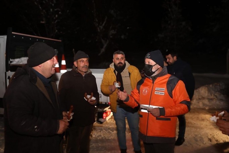BAŞKAN ÇOLAKBAYRAKDAR, GECE BOYU KAR TEMİZLEME ÇALIŞMALARINI TAKİP ETTİ