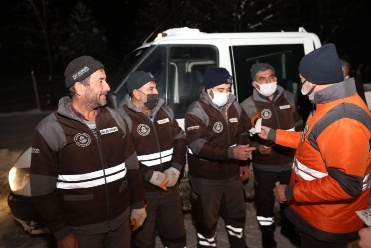 BAŞKAN ÇOLAKBAYRAKDAR, GECE BOYU KAR TEMİZLEME ÇALIŞMALARINI TAKİP ETTİ