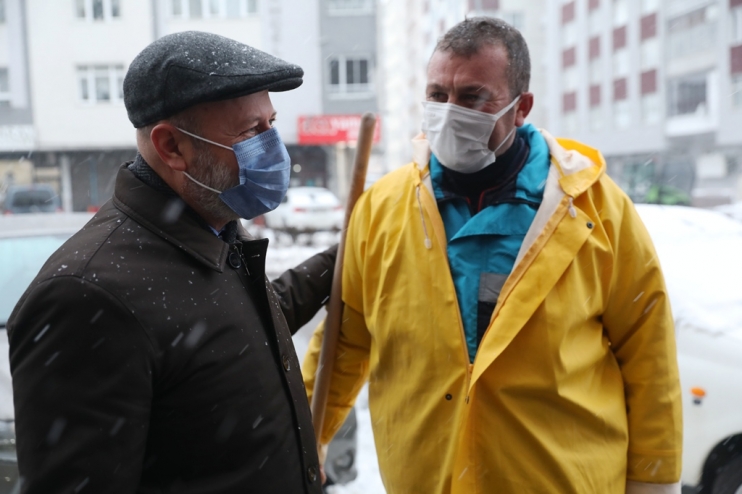 BAŞKAN ÇOLAKBAYRAKDAR, “BİZ, YOLLARI AÇARIZ. GÜZELLİK VE BEREKET OLAN KAR, YETER Kİ YAĞSIN”