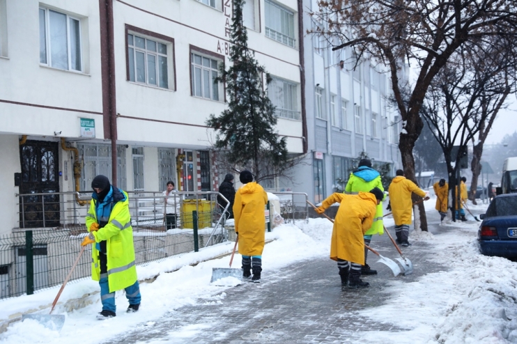 BAŞKAN ÇOLAKBAYRAKDAR, “BİZ, YOLLARI AÇARIZ. GÜZELLİK VE BEREKET OLAN KAR, YETER Kİ YAĞSIN”